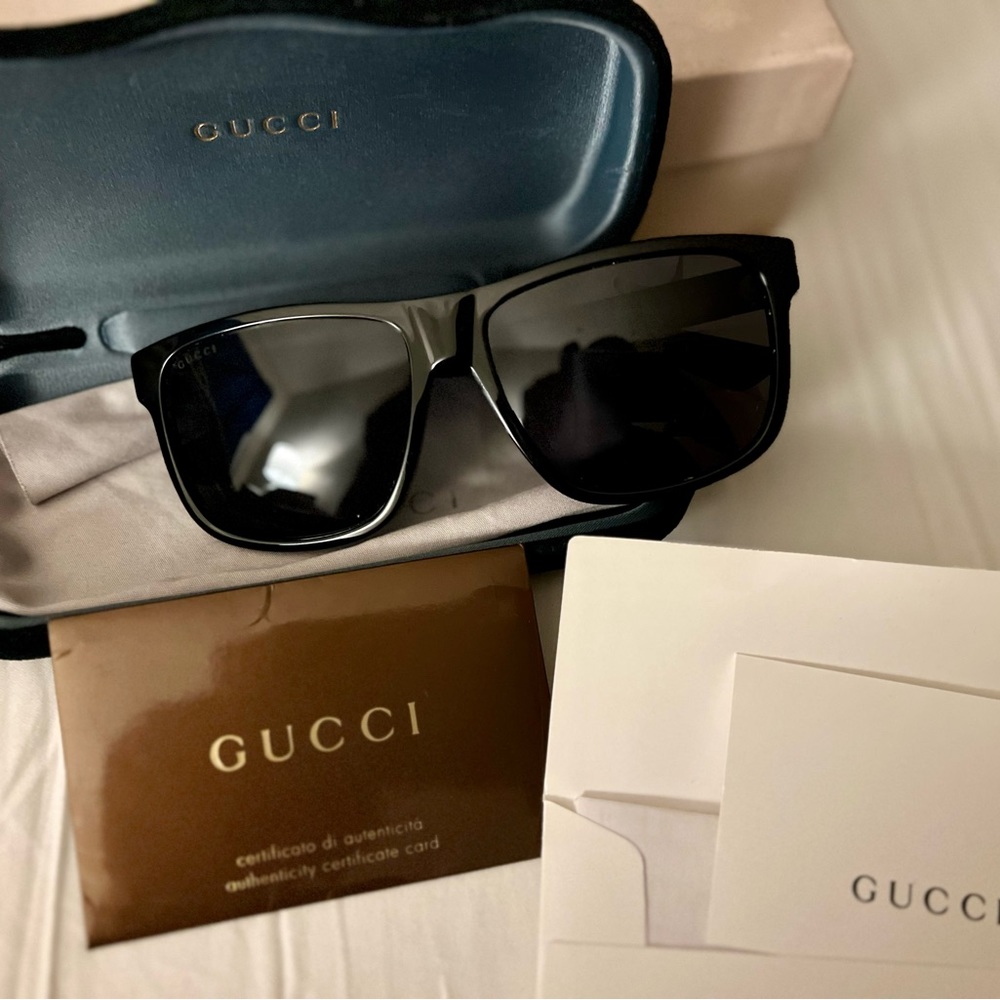 Gucci Mens or women’s sunglasses with case and certificate of authenticity